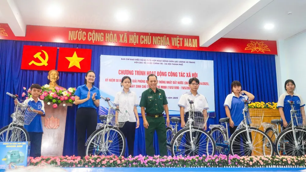 សិស្សទទួលបានកង់នៅកម្មវិធី z6643452717509_ab7e619a8e6a2d7b6c8daef15ed7fbfd.jpg