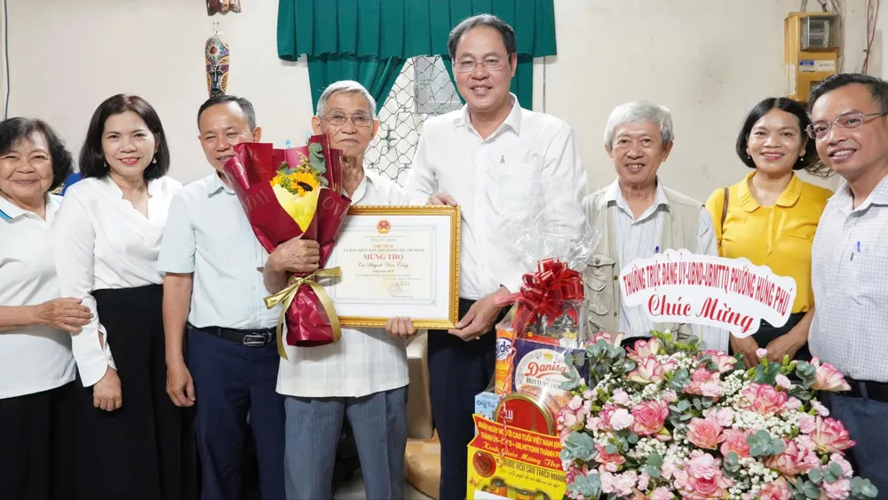 Ông Nguyễn Thành Trung thăm, mừng thọ ông Huỳnh Văn Cống