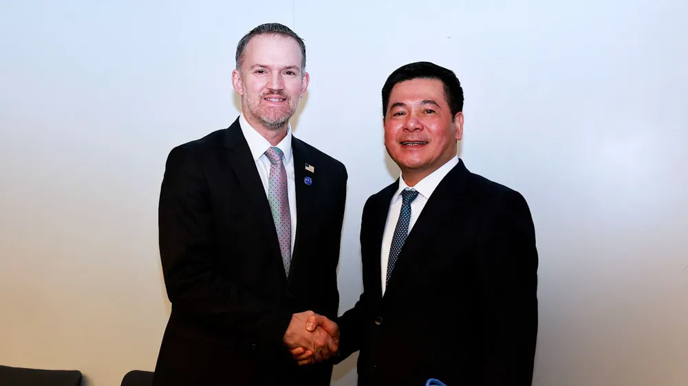Bộ trưởng Bộ Công Thương Nguyễn Hồng Diên, Trưởng đoàn đàm phán Chính phủ Việt Nam gặp Trưởng Đại diện Thương mại Hoa Kỳ Jamieson Greer, Trưởng đoàn đàm phán Hoa Kỳ. Ảnh: TTXVN phap1.jpg