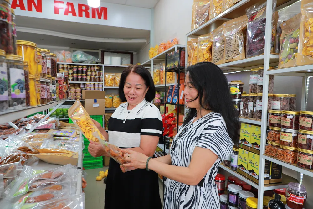 Trái ngược với cảnh đóng cửa, né tránh kiểm tra, người tiêu dùng tại TP Đà Lạt (tỉnh Lâm Đồng) vẫn mua sắm, thanh toán qua các ứng dụng trực tuyến trong ngày 6-6 Ảnh: ĐOÀN KIÊN G7a.jpg