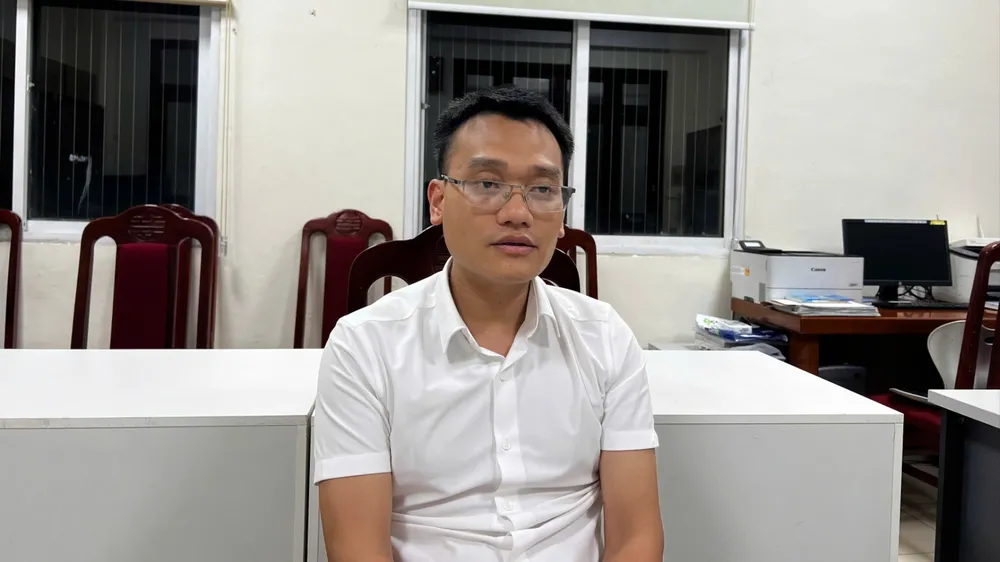 Ông Phạm Đình Tuấn (Phó Chủ tịch UBND thị trấn Chúc Sơn, huyện Chương Mỹ) bị tạm giữ để điều tra về hành vi sản xuất hàng giả là cồn y tế. Ảnh: Công an TP Hà Nội 82.jpg