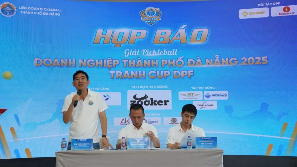Ban tổ chức chia sẻ thông tin giải đấu tại buổi họp báo
