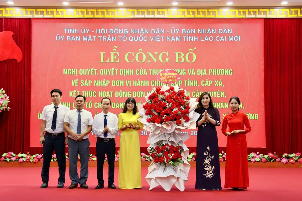 ថ្នាក់ដឹកនាំការិយាល័យគណៈកម្មាធិការប្រជាជនខេត្ត Lao Cai អញ្ជើញជូនកម្រងផ្កាអបអរសាទរឃុំ Yen Binh LaoCai01.jpg