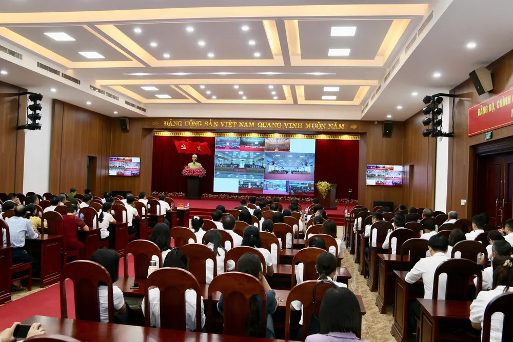 កម្មាភិបាល មន្ត្រីរាជការ និងសមាជិកបក្សឃុំ Yen Binh ជាច្រើននាក់បានទស្សនាពិធីប្រកាស។ LaoCai02.jpg