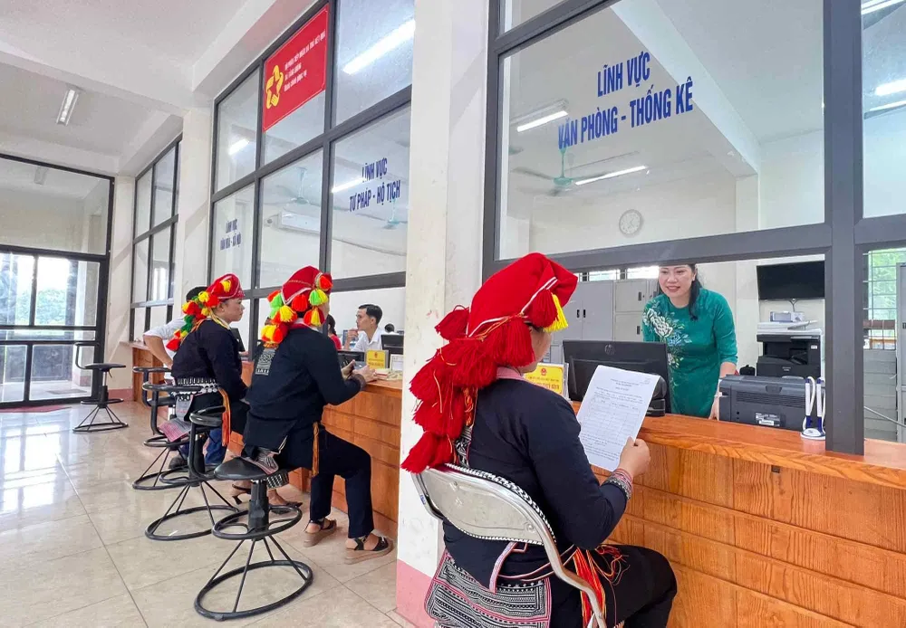 ឃុំតាំងឡុង ច្រកចេញចូលតែមួយ ណែនាំប្រជាពលរដ្ឋតាមនីតិវិធីរដ្ឋបាល។ LaoCai04.jpg