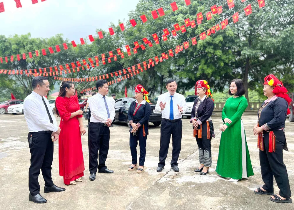 មេឃុំ តាំងឡុង សំណេះសំណាលជាមួយប្រជាពលរដ្ឋ LaoCai05.jpg