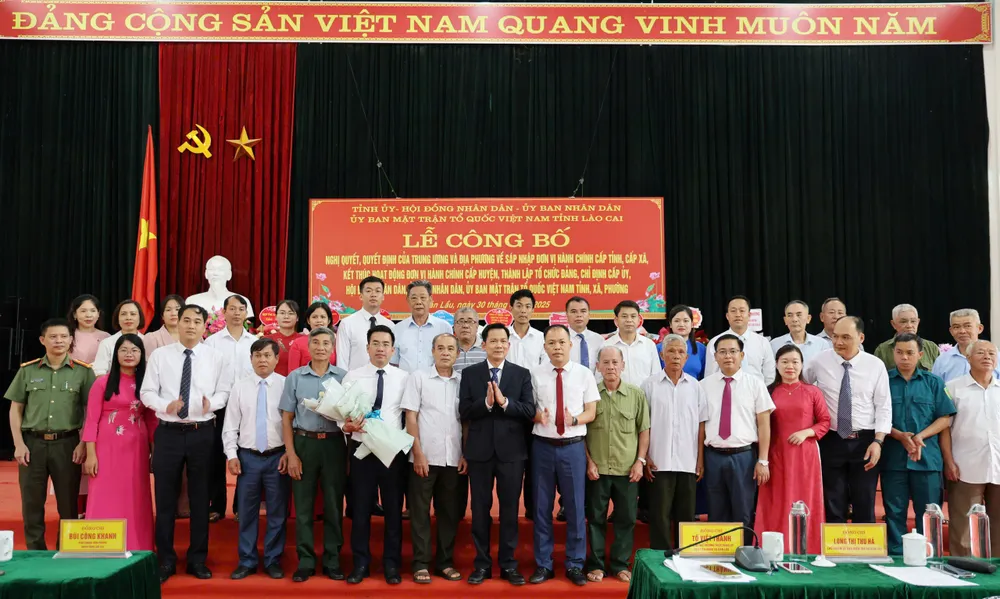 ជំនាន់កម្មាភិបាលតាមសម័យកាលនៃឃុំបានលូ រីករាយក្នុងពិធីប្រកាសបង្កើតឃុំបានលូថ្មី។ LaoCai07.jpg