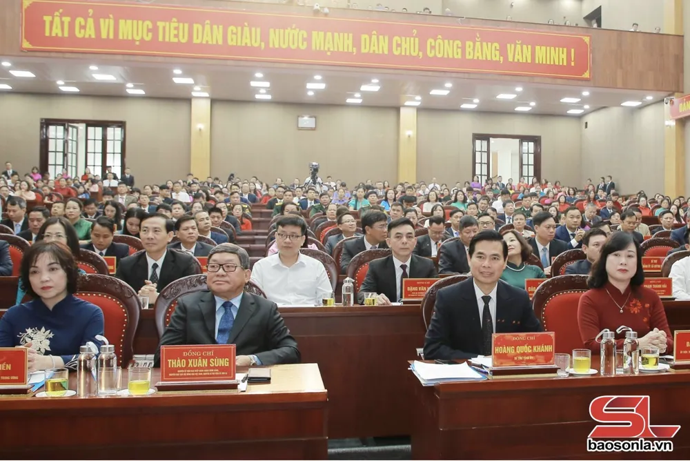 Các đại biểu dự Lễ công bố SonLa01.png