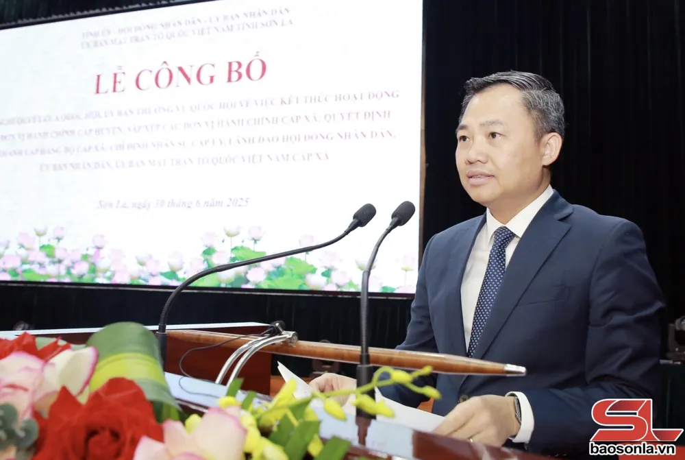 Đồng chí Nguyễn Đình Việt, Phó Bí thư Tỉnh ủy, Chủ tịch UBND tỉnh, công bố các nghị quyết chỉ định lãnh đạo HĐND, UBND xã, phường nhiệm kỳ 2021-2026 SonLa06.png