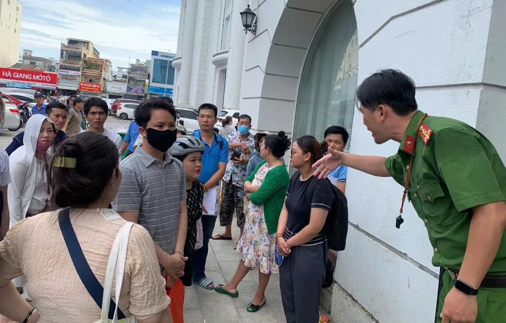 Lực lượng chức năng đảm bảo an ninh trật tự, hướng dẫn người dân xếp hàng z6755897270615_e304991ff177ff708eb0c6676f2c242d.jpg
