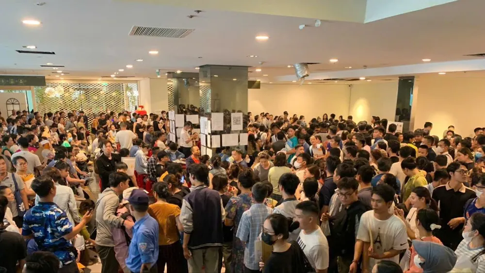 Người dân xếp hàng xuyên đêm chờ nộp hồ sơ mua nhà ở xã hội z6755897274895_7fdaf2c931ffd861f150e00d73fa5701.jpg