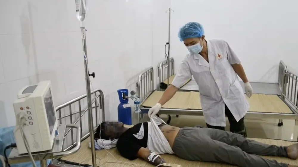 Doctors at Son Ca Island Infirmary examine fishermen benhnhan-blurmat.JPG
