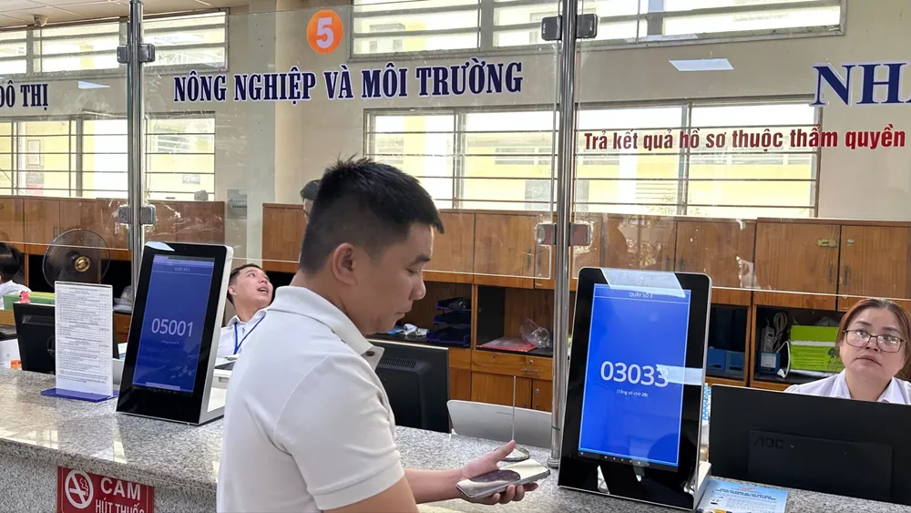 Người dân đến UBND phường Gò Vấp, TPHCM thực hiện thủ tục liên quan đến nhà đất. Ảnh: Thanh Hiền