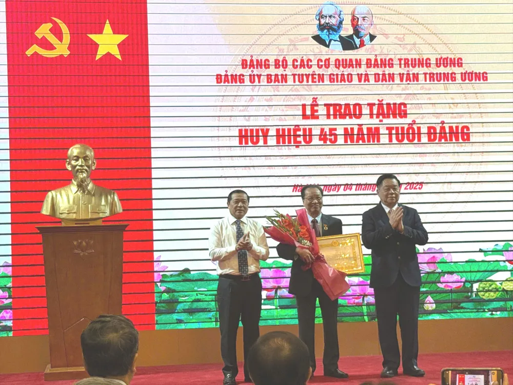 Trưởng Ban Tuyên giáo và Dân vận Trung ương Nguyễn Trọng Nghĩa trao huy hiệu 45 năm tuổi Đảng cho đồng chí Phùng Hữu Phú, Nguyên Phó Trưởng ban Thường trực Ban Tuyên giáo Trung ương. 1000005942.jpg