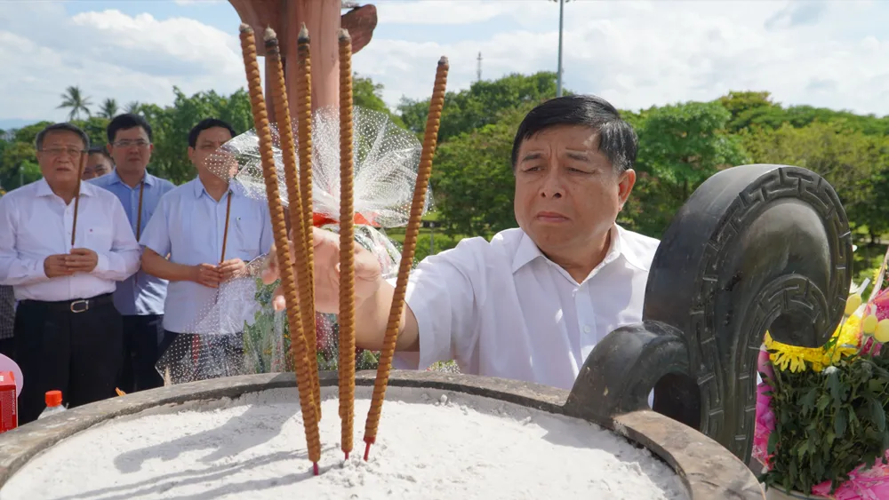 Phó Thủ tướng Nguyễn Chí Dũng tri ân liệt sĩ ở Thành cổ Quảng Trị 1000059568.jpg