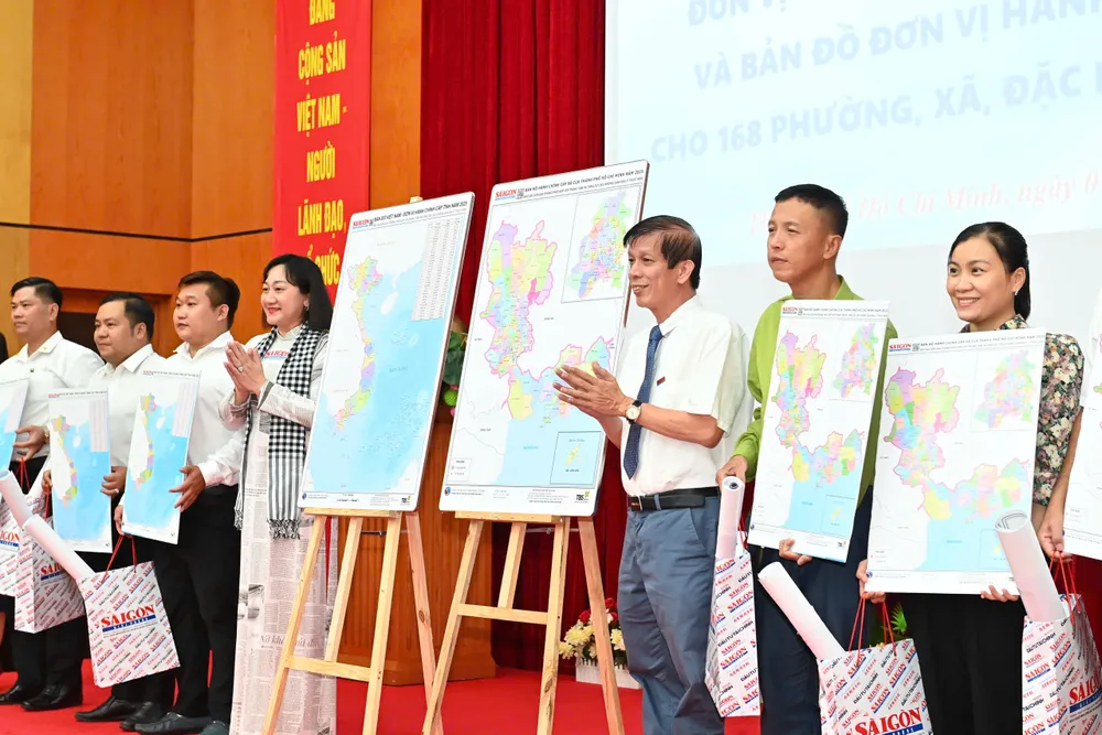 Phó Tổng Biên tập Phụ trách Báo SGGP Nguyễn Khắc Văn và Phó Tổng Biên tập Báo SGGP Bùi Thị Hồng Sương trao bản đồ đến đại diện các phường, xã. Ảnh: VIỆT DŨNG cfa8025e-4f75-4757-93f6-2785cac566b8.jpeg