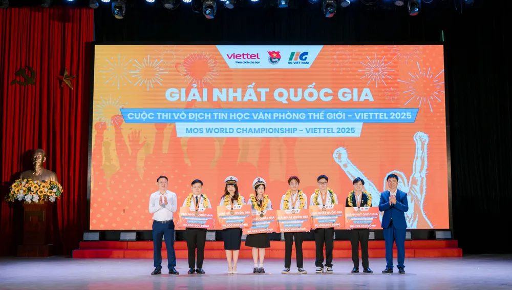 Trao thưởng cho 6 thí sinh đạt giải nhất của cuộc thi năm nay DSC00788.JPG