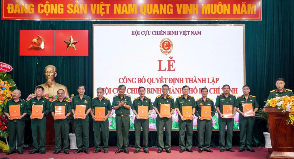 Chủ tịch Hội CCB TPHCM Nguyễn Minh Hoàng trao quyết định đến các thành viên Thiếu tướng Nguyễn Minh Hoàng trao quyết định đến các thành viên - Sao chép.jpg