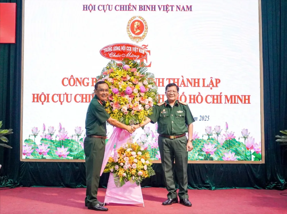Trung ương Hội CCB Việt Nam tặng hoa chúc mừng Hội CCB TPHCM Trung ương Hội CCB Việt Nam tặng hoa chúc mừng - Sao chép.jpg