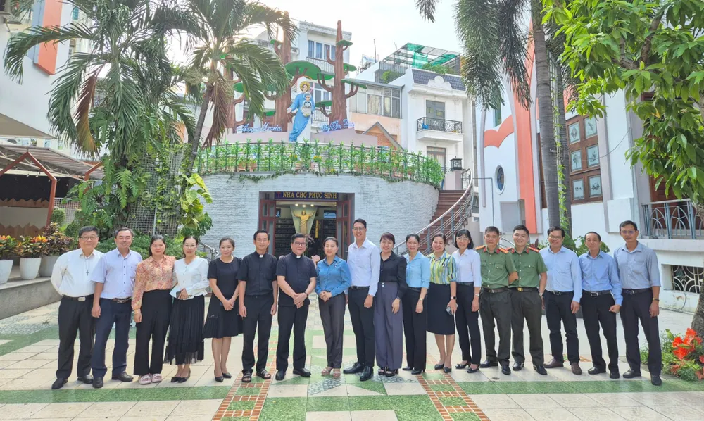 Đoàn đại biểu chụp hình lưu niệm tại các cơ sở tôn giáo z6791547046312_b603ed086946feb8fbfcb0e9a6bbadb8.jpg