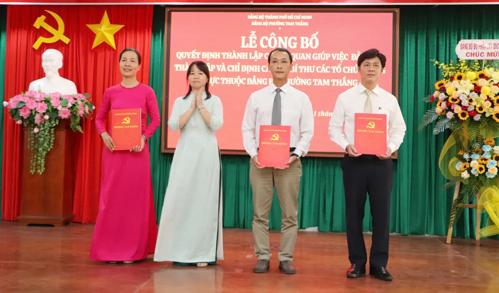Đồng chí Trần Thụy Cẩm Lệ, Bí thư Đảng ủy, Chủ tịch HĐND phường Tam Thắng trao quyết định bổ nhiệm 1584b0dd-e194-4198-bc9f-50ba2653af79.jpg