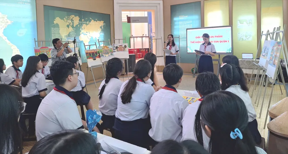 Học sinh Trường THCS Huỳnh Khương Ninh (phường Tân Định, TPHCM) trong giờ học về văn hóa, lịch sử TPHCM. Ảnh: THU TÂM IMG_7433.jpeg