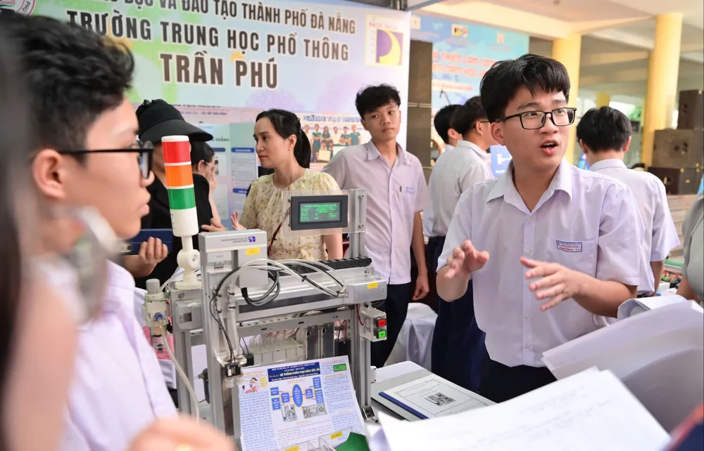Học sinh Trường THPT Trần Phú trình bày ý tưởng của mình tại Triển lãm BKDN Techshow 2025. Ảnh: XUÂN QUỲNH IMG_7436.jpeg