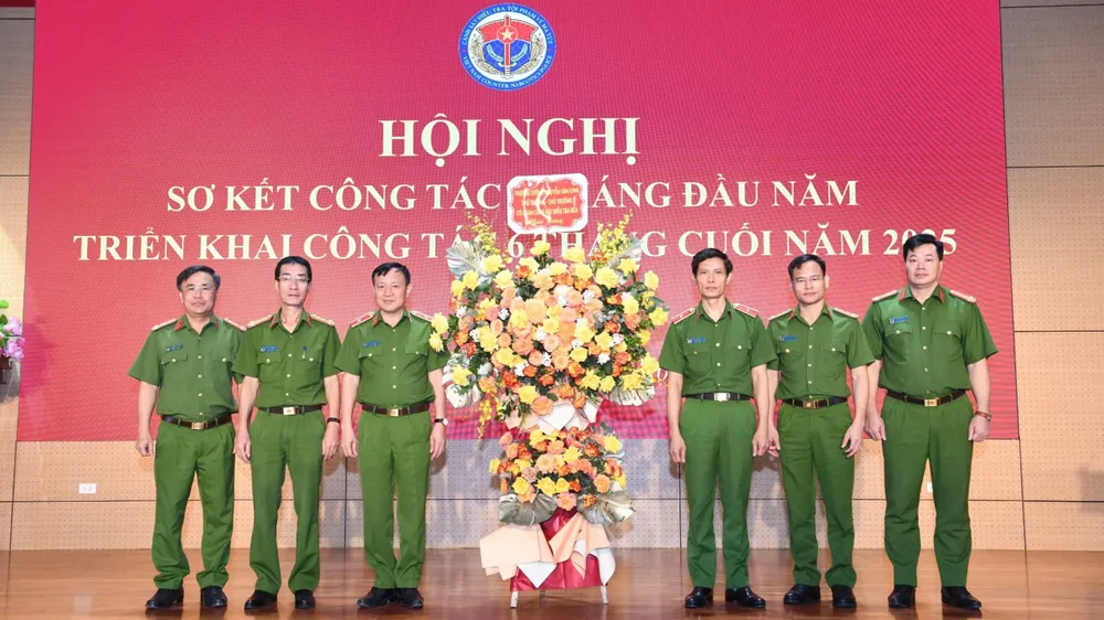 Thượng tướng Nguyễn Văn Long, Thứ trưởng Bộ Công an gửi lẵng hoa chúc mừng chiến công, thành tích của Cục Cảnh sát điều tra tội phạm về ma túy 6 tháng đầu năm 2831.jpg