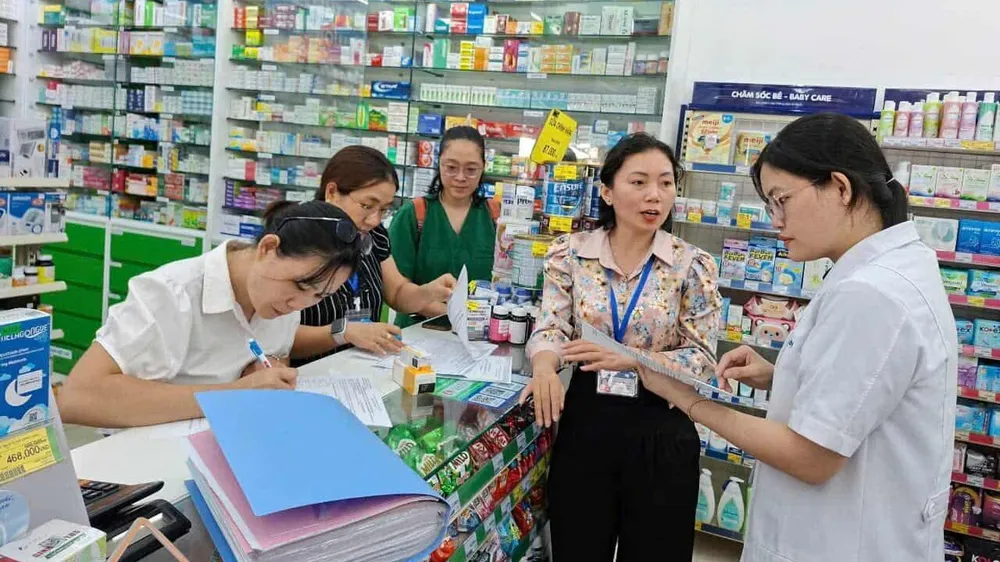 Đoàn kiểm tra một cơ sở kinh doanh dược trên đường Trương Công Định, phường Tam Thắng, TPHCM