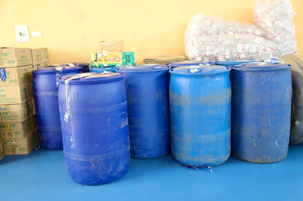 Tang vật sản xuất cồn giả bị thu giữ aqqq.jpg