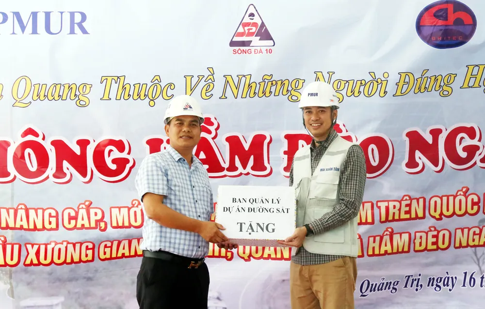 Ban Quản lý Dự án Đường sắt tặng quà động viên các cán bộ, công nhân thi công dự án mở rộng hầm Đèo Ngang BS7A1497.1.jpg