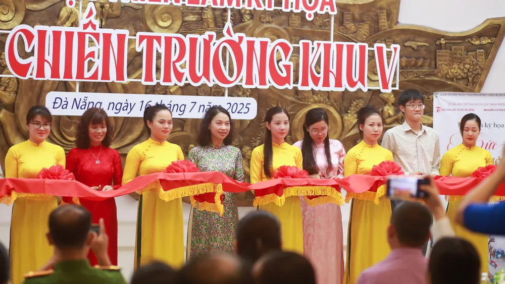 Các đại biểu cắt băng khai mạc triển lãm nghi-thuc-cat-bang-khai-mac-5199-672.jpg