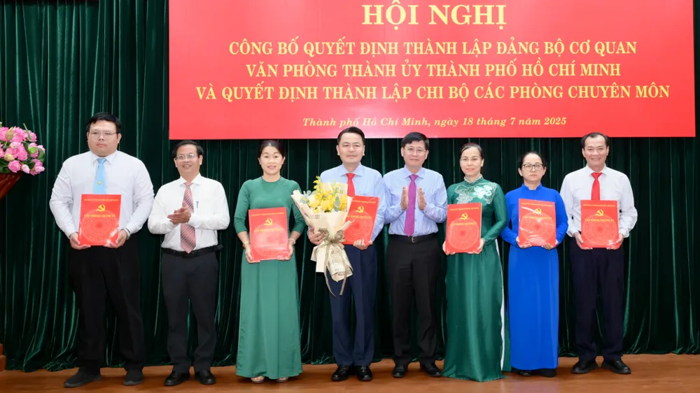 Chi bộ Phòng Quản trị. Ảnh: VĂN MINH DSC_3944.jpeg