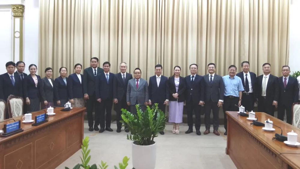 Các đại biểu dự buổi làm việc. Ảnh: MINH CHÂU IMG_20250718_182141.jpg