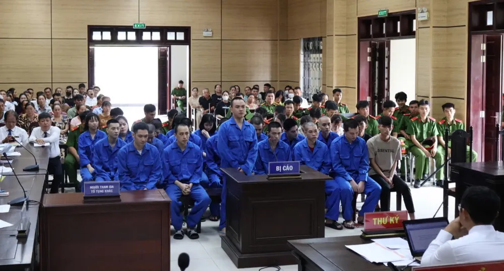 Các bị cáo trong phiên tòa xét xử sơ thẩm xet xu lua dao qua app.jpg