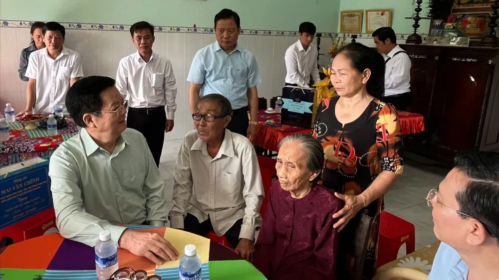 Phó Thủ tướng Mai Văn Chính cùng đoàn công tác thăm Mẹ Việt Nam anh hùng Trần Thị Mười. Ảnh: VGP/LÊ ANH tham-me-tran-thi-muoi-17529913780391068696776.jpg