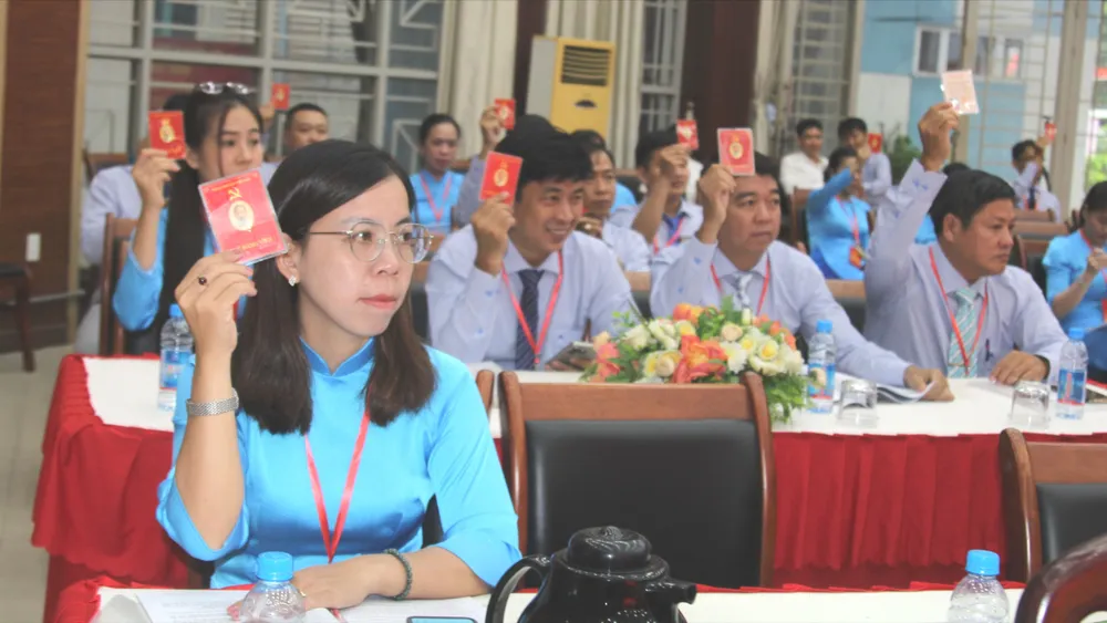 Đảng viên dự đại hội biểu quyết thông qua chỉ tiêu nhiệm vụ chủ yếu nhiệm kỳ 2025-2030. Ảnh: XUÂN TRUNG nnn.JPG