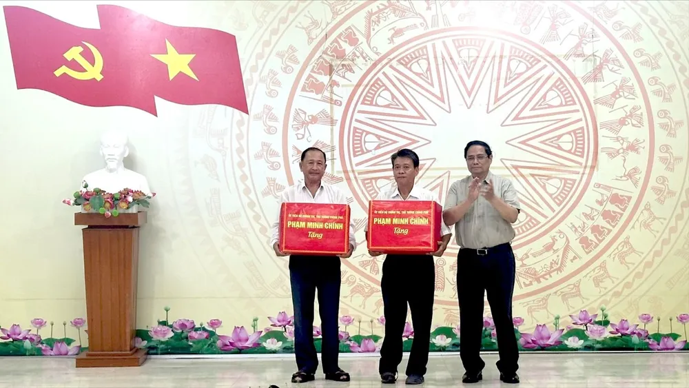 Prime Minister Pham Minh Chinh visited and presented gifts to policy families and meritorious people in My Hiep commune. z6827249415228_b111d530d888eb28df22f6f7e9523d52.jpg