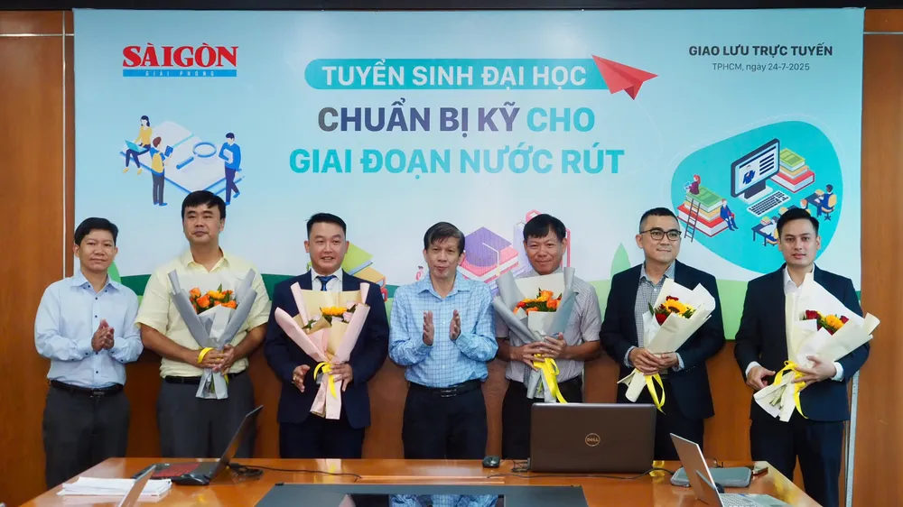 Phó Tổng Biên tập phụ trách Báo Sài Gòn Giải Phóng Nguyễn Khắc Văn tặng hoa cho các khách mời. Ảnh: HOÀNG HÙNG 455af4fd089481cad885.jpg