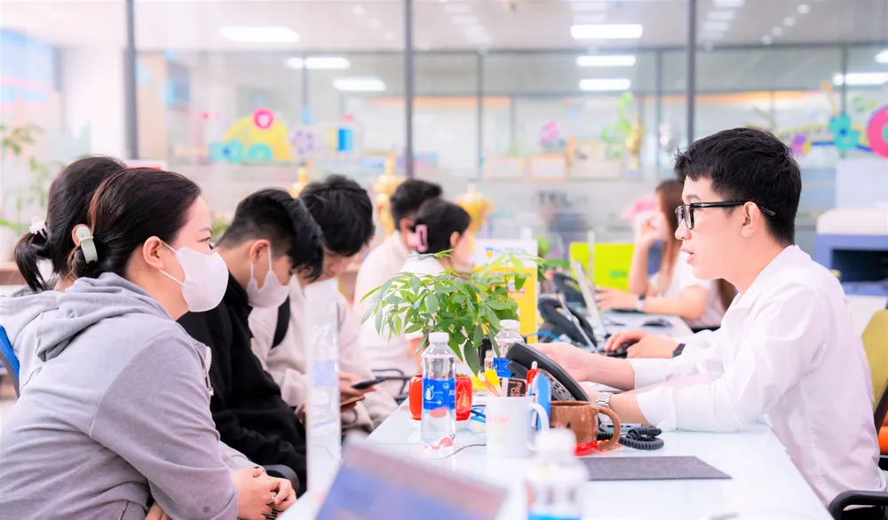 Phụ huynh, thí sinh tìm hiểu thông tin tuyển sinh tại Trường ĐH Kinh tế - Tài chính TPHCM DSC00014.jpg