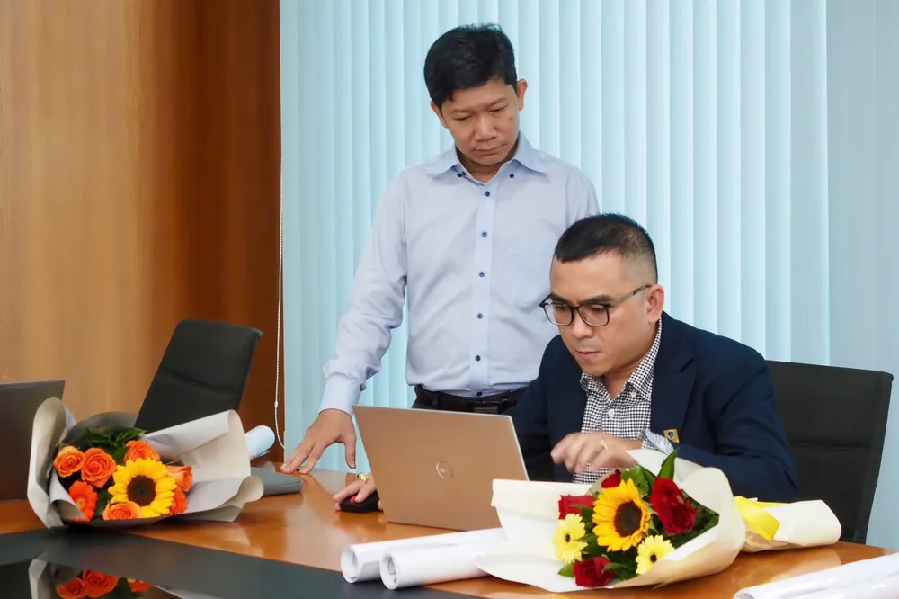 Th.S Trương Quang Trị, Phó Trưởng phòng Công tác sinh viên – Trường ĐH Nguyễn Tất Thành trả lời câu hỏi giao lưu. Ảnh: HOÀNG HÙNG QUANGTRI-2.jpg