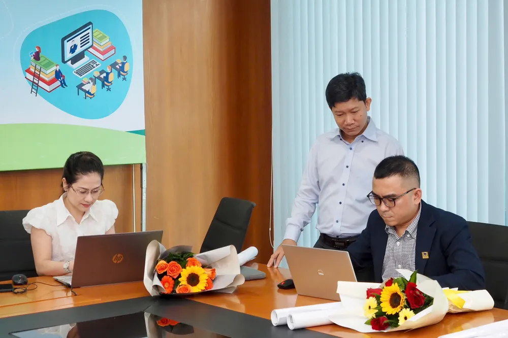 Th.S Trương Quang Trị, Phó Trưởng phòng Công tác sinh viên – Trường ĐH Nguyễn Tất Thành (ngoài cùng bên phải) trả lời câu hỏi giao lưu của độc giả, sáng 24-7. Ảnh: HOÀNG HÙNG QuangTri-3.jpg