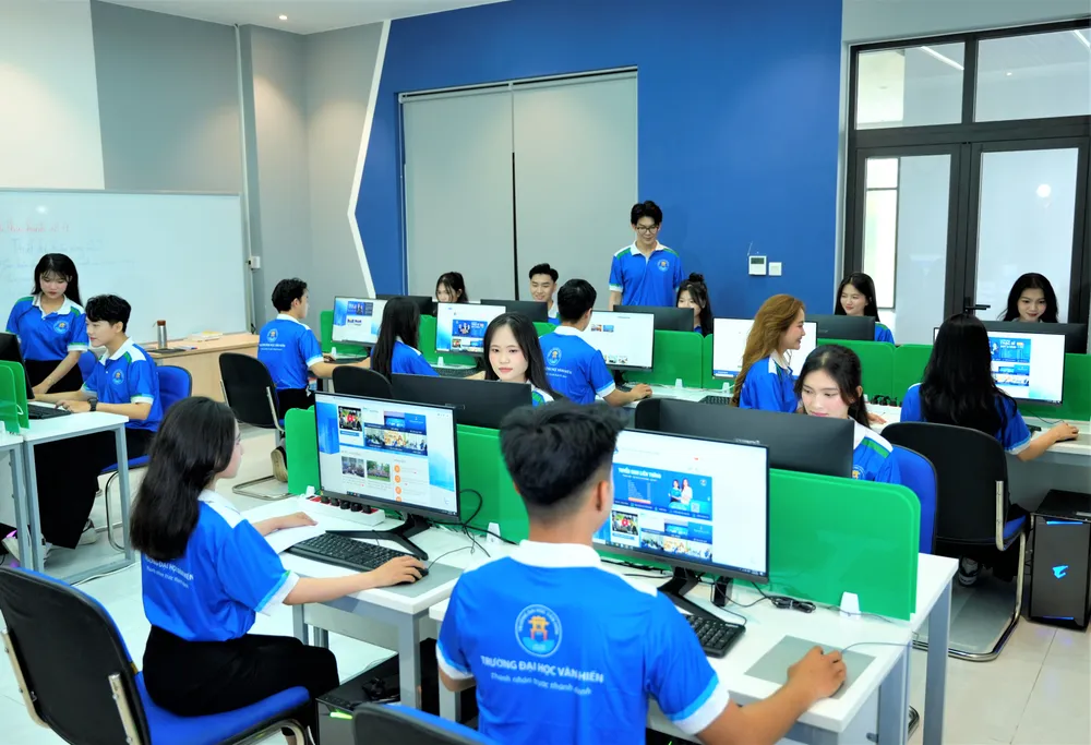 Sinh viên Trường đH Văn Hiến trong giờ học Sinh viên ngành CNTT Trường đH Văn Hiến trong giờ học.jpg