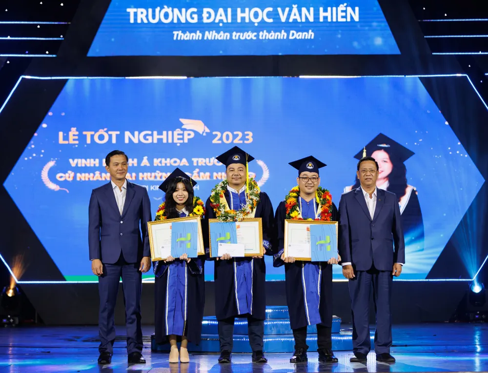 Sinh viên Trường ĐH Văn Hiến nhận bằng tốt nghiệp Sinh viên Trường ĐH Văn Hiến nhận bằng tốt nghiệp