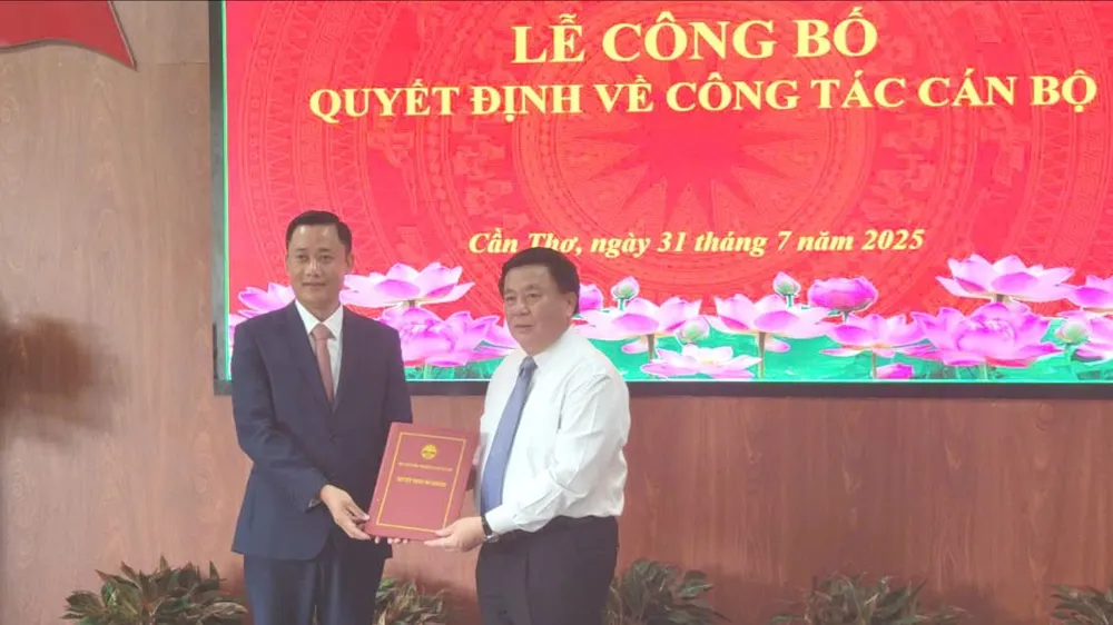 GS-TS Nguyễn Xuân Thắng, Giám đốc Học viện Chính trị quốc gia Hồ Chí Minh, trao quyết định điều động và bổ nhiệm PGS-TS Ngô Tuấn Nghĩa