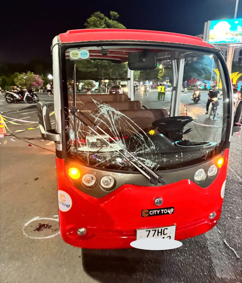 Chiếc xe điện bị vỡ kính sau vụ tai nạn. Ảnh: GIA NGUYỄN z6866081178788_caefc3bf5301d0f9a31d8d0f13ba2d9f - Copy.jpg