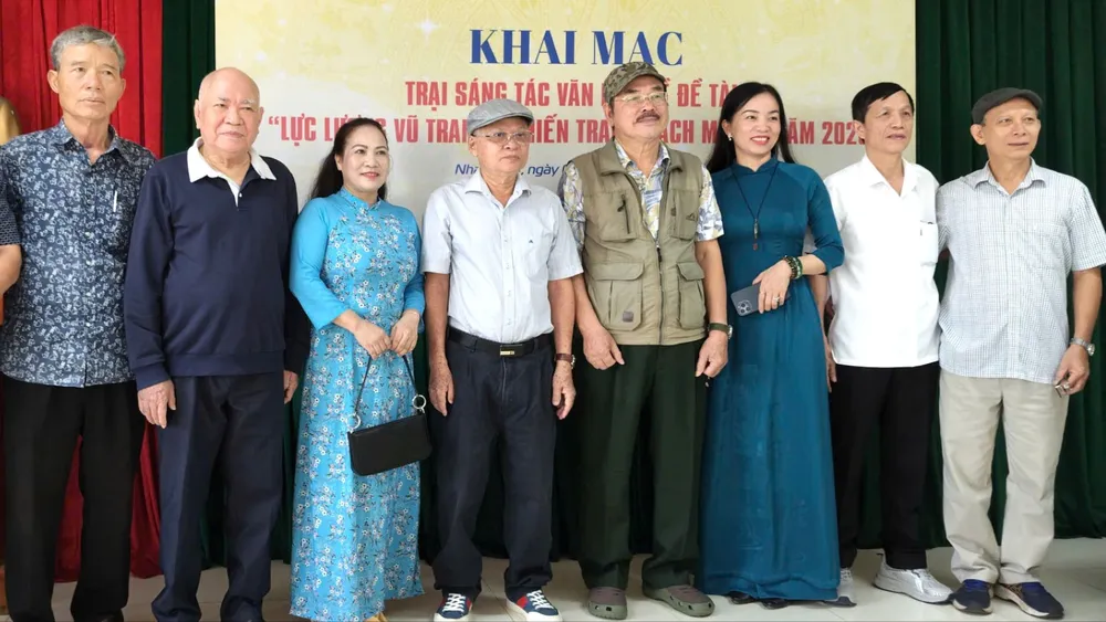 Các tác giả tham gia trại sáng tác trong buổi lễ khai mạc vào sáng 2-8 CN4 A.jpg