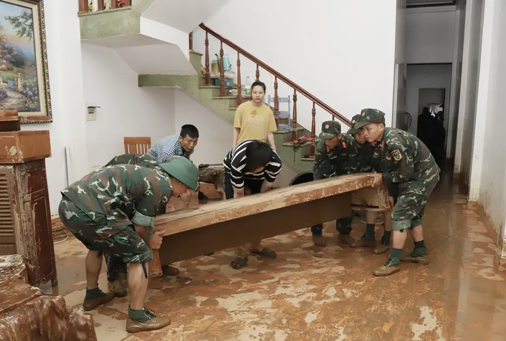 Lực lượng chức năng ở tỉnh Sơn La tham gia khắc phục thiên tai sau khi nước rút CN7a.jpg