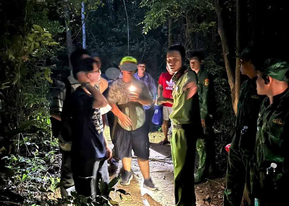 Lực lượng cứu hộ tiếp cận được hiện trường nơi 6 người bị lạc trên núi Minh Đạm. Ảnh: QUANG ANH A 1.jpg