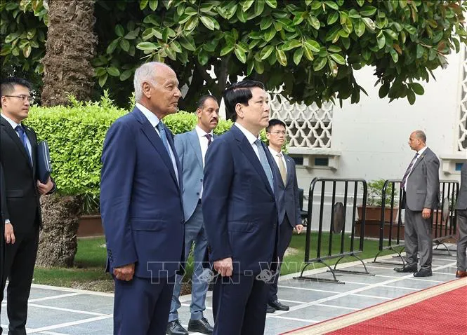 Chủ tịch nước Lương Cường và Tổng Thư ký Liên đoàn Arab Ahmed Aboul Gheit chứng kiến Lễ thượng cờ Việt Nam tại Liên đoàn Arab. Ảnh: TTXVN IMG_0580.png